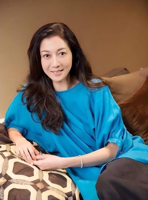 正规股票配资网站 等了26年！吴绮莉终于等到女儿回家做饭，一句祝福让她哭成泪人